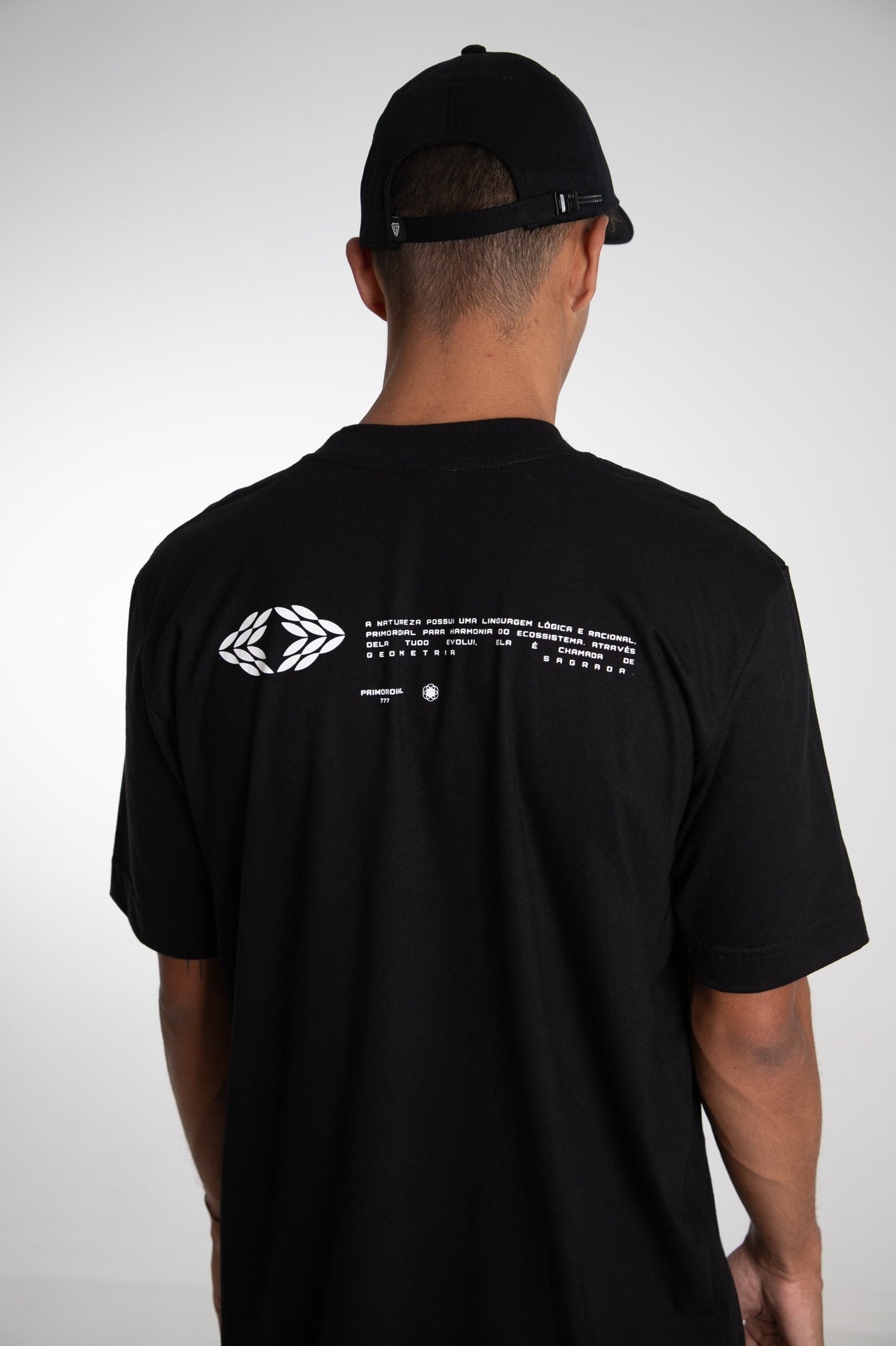 Camiseta Section T "GEOMETRIA777" - preta