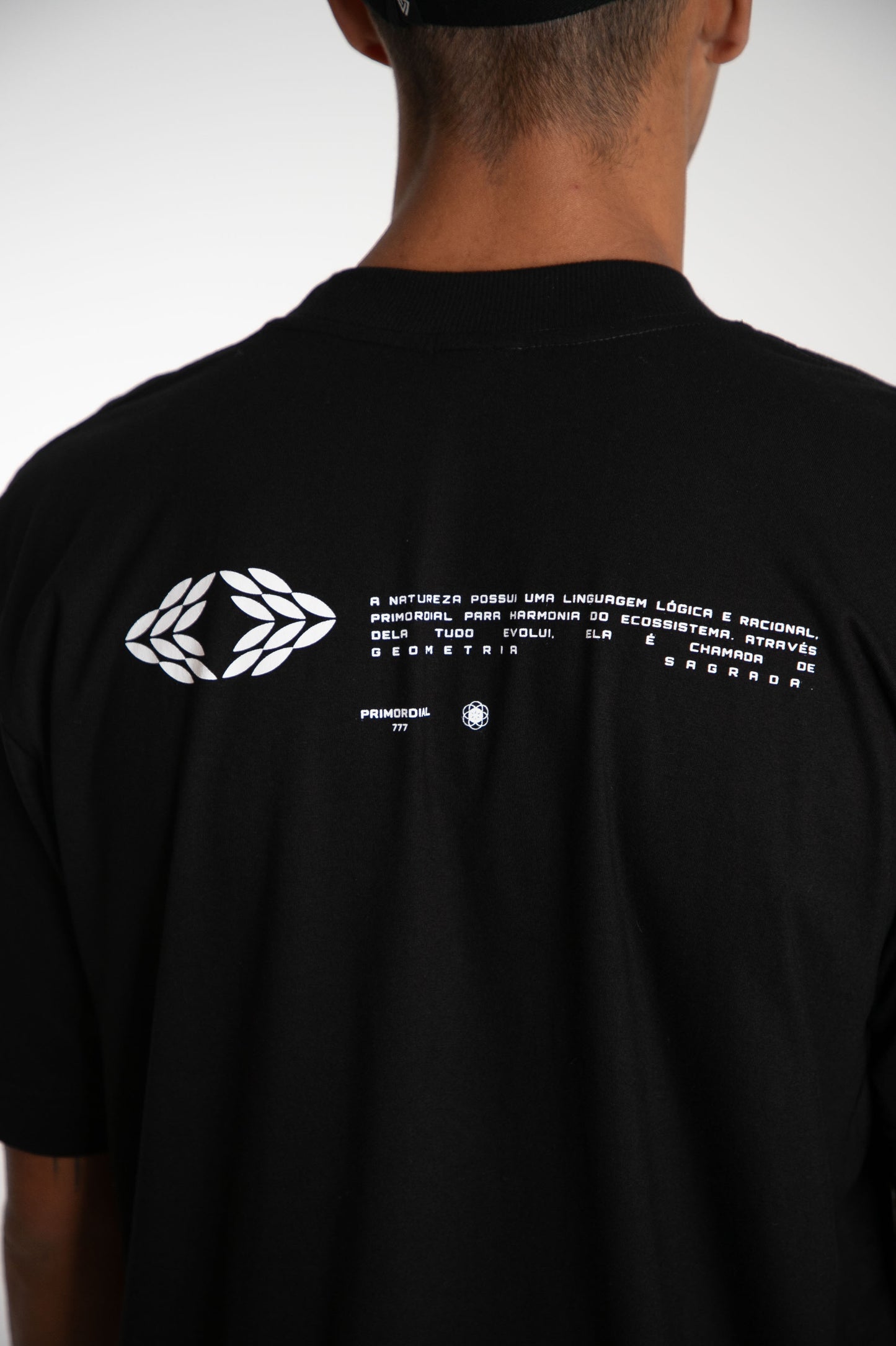 Camiseta Section T "GEOMETRIA777" - preta