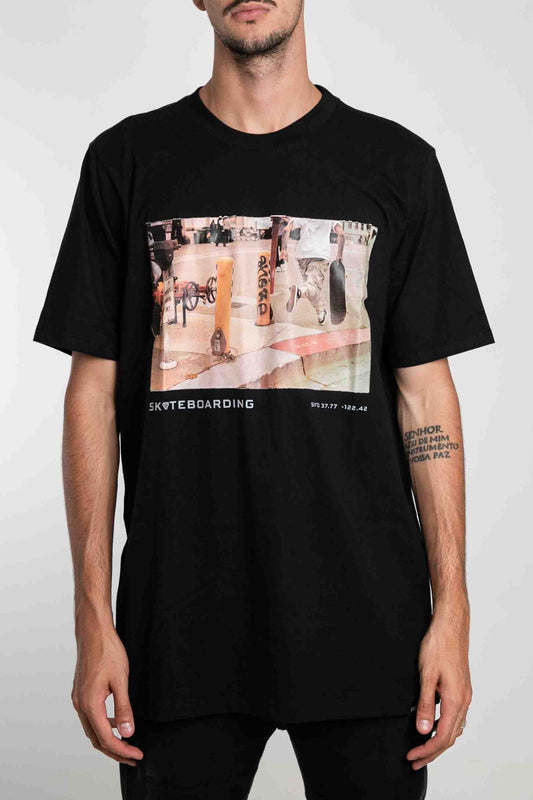 Camiseta "SKATEBOARDING" preta