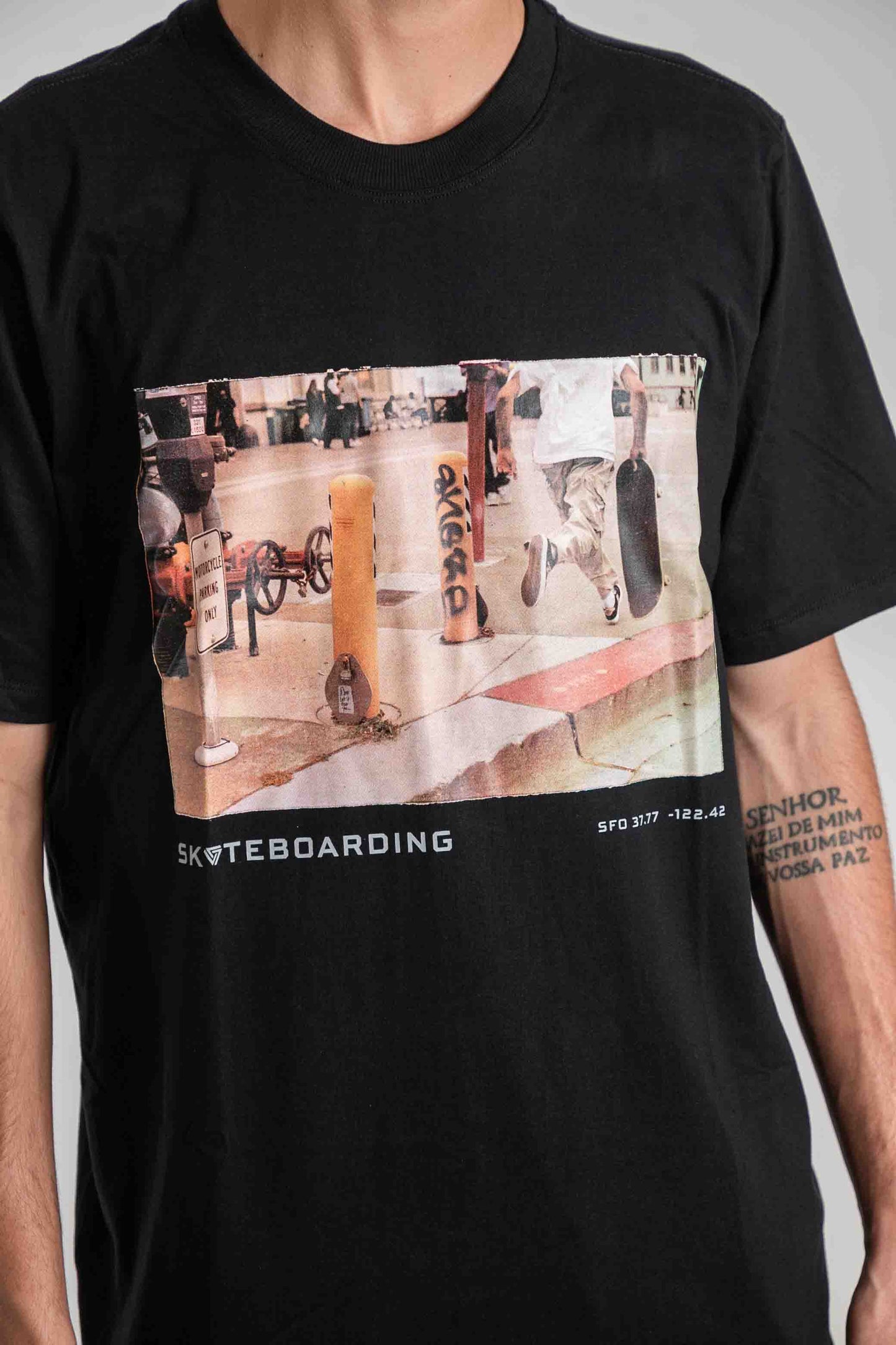 Camiseta "SKATEBOARDING" preta